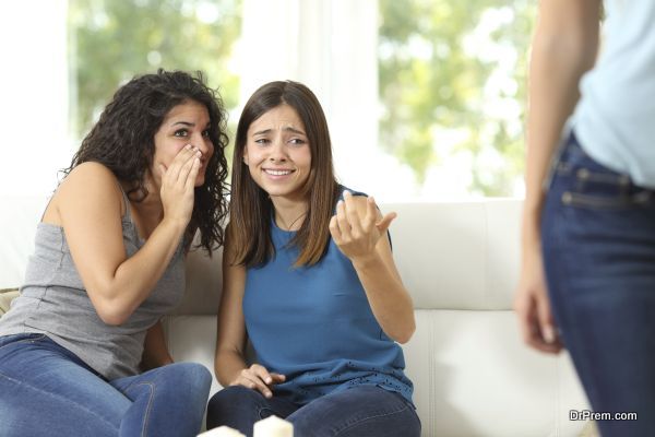 Gossip girls criticizing another woman